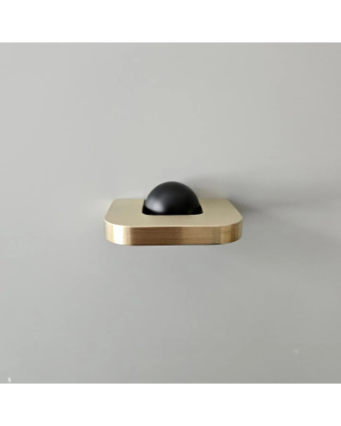Maniglia per mobile in oro lucido ISA XS design vista dall'alto con sfera nera su sfondo grigio