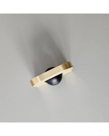 Maniglia per mobile in oro lucido ISA XS design vista dall'alto inclinata con sfera nera su sfondo grigio