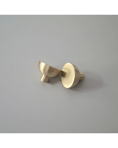 Pomello per mobile in ottone dorato lucido LUNA M maniglia design posato su una placca