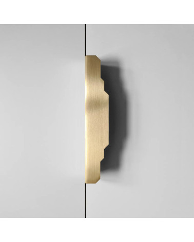 Maniglia per mobile in ottone spazzolato Karla Edge maniglia per camera posata verticalmente su un mobile