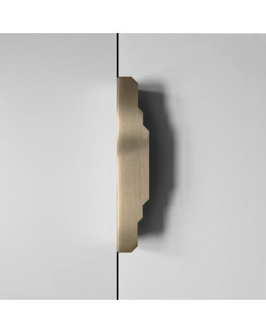 Maniglia per mobile in ottone KARLA LACK maniglia design fissata verticalmente su uno sfondo
