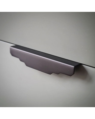 Maniglia per mobile in ottone KARLA BLACK maniglia design vista dall'alto leggermente inclinata