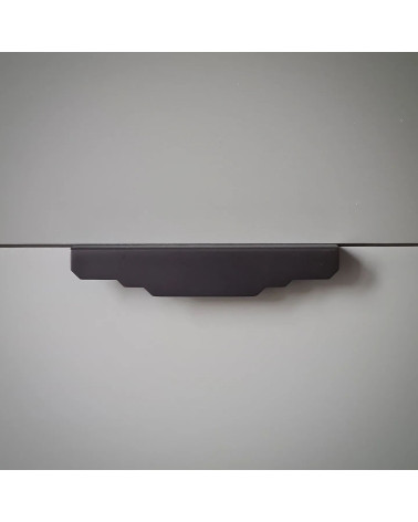 Maniglia per mobile in ottone KARLA BLACK maniglia design fissata su una superficie chiara