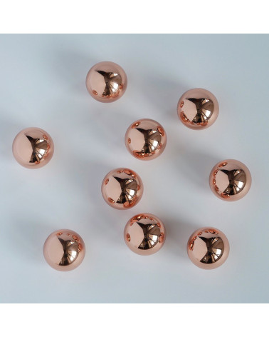 Pomello per mobile rame ODETE M maniglia design disposti in modo casuale su una superficie bianca con riflessi brillanti