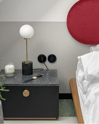Pomello per mobile oro opaco TOVE maniglia design vista frontale installata su un comodino in camera da letto