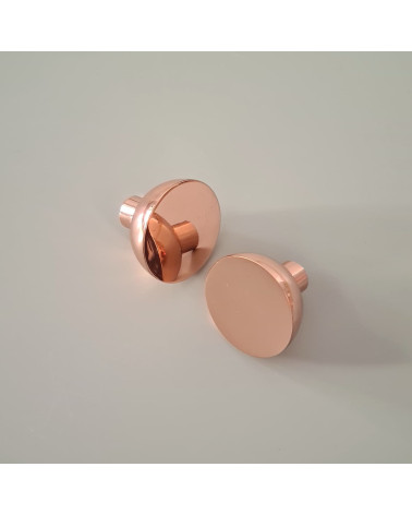 Pomello per mobile rame LUNA M maniglia design posati su una superficie piana