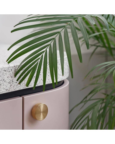 Pomello per mobile oro opaco TOVE maniglia design vista inclinata installata su un mobile