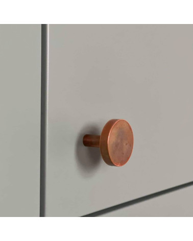 Pomello per mobile in ottone NENA M maniglia design vista laterale montata su un mobile