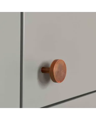 Pomello per mobile in ottone NENA M maniglia design vista laterale montata su un mobile