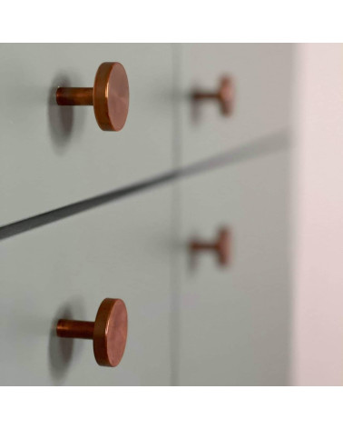 Pomello per mobile in ottone NENA M maniglia design integrata in un mobile