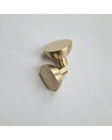 Pomello per mobile oro opaco LUNA M maniglia design posati fianco a fianco su una superficie piana