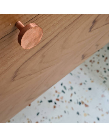 Pomello per mobile in ottone NENA M maniglia design vista dall'alto inclinata montata su un mobile