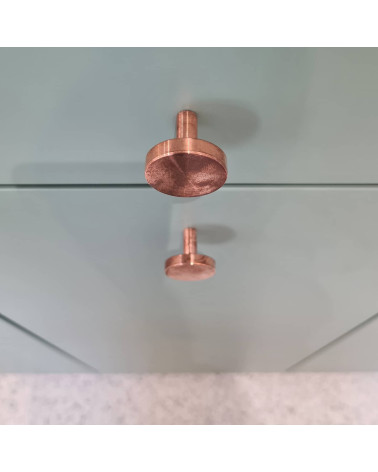 Pomello per mobile in ottone NENA M maniglia di design vista dall'alto montata su un mobile