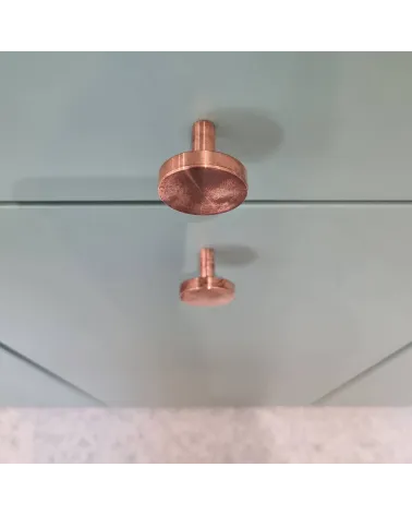 Pomello per mobile in ottone NENA M maniglia di design vista dall'alto montata su un mobile