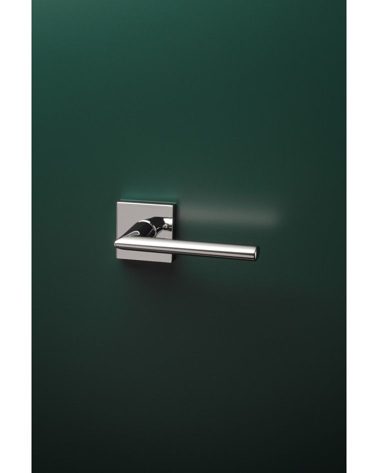 Maniglia per porta cromo lucido PRIMULA design montata su una porta