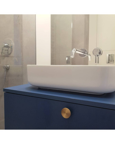 Pomello per mobile in ottone VERA maniglia design montata su un mobile