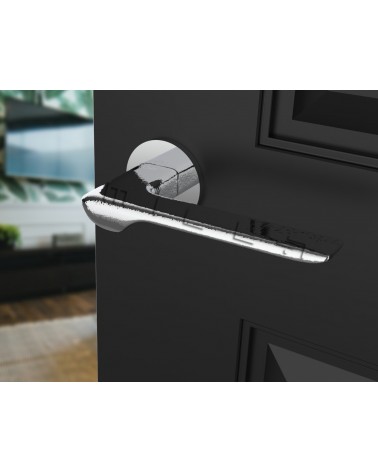 Maniglia per porta in zamak LIGNE ferramenta design vista inclinata montata su una porta