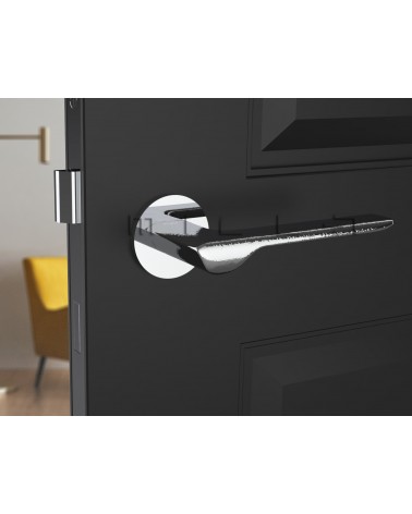 Maniglia per porta in zamak LIGNE ferramenta design vista frontale montata su una porta