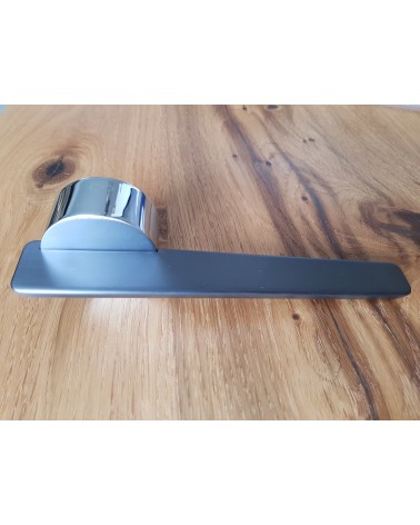 Maniglia per porta in zamak JUMELLE design vista laterale posata su una placca