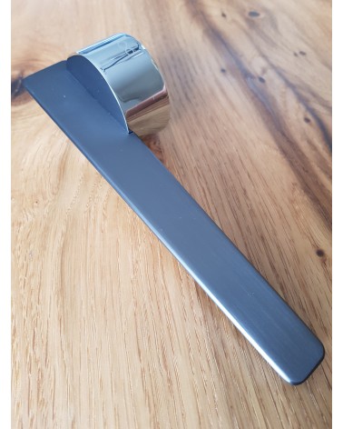 Maniglia per porta in zamak JUMELLE design vista inclinata posata su una placca