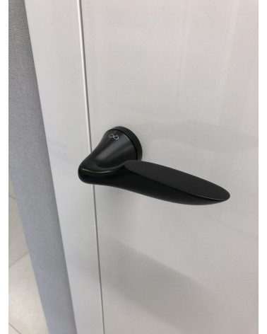 Maniglia per porta in zamak DOUCE design vista frontale montata su una porta