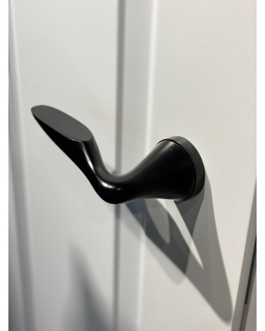 Maniglia per porta in zamak DOUCE design colore 1 vista dall'alto inclinata montata su una porta