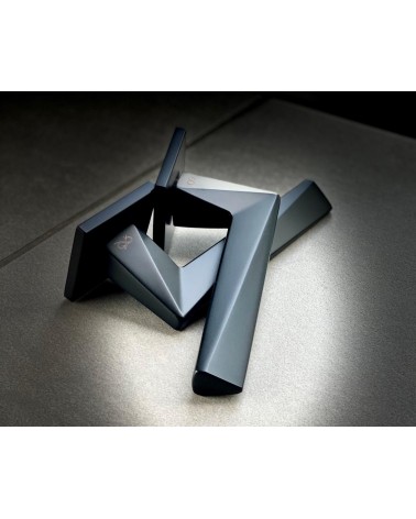 Maniglia per porta in zamak DIAMANT design posata su uno sfondo scuro