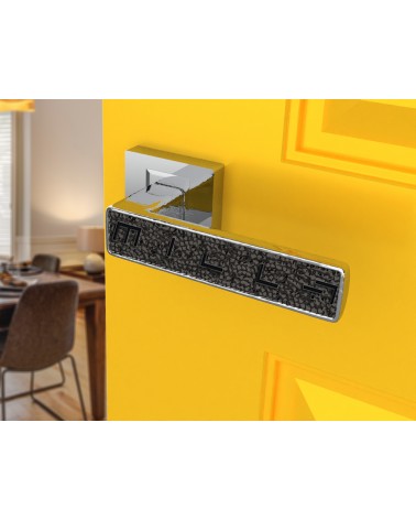 Maniglia per porta in zamak GLAMOUR ferramenta design colore 1 vista frontale montata su una porta 2