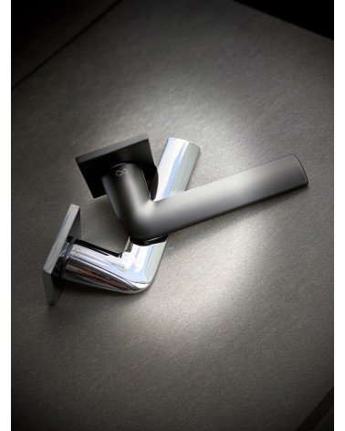 Maniglia per porta stile classico STINGER maniglia design con due colori posate su uno sfondo scuro