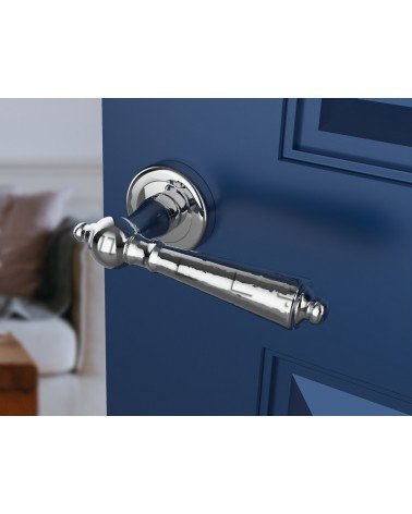 Maniglia per porta in zama MILLENAIRE design colore 1 vista inclinata montata su una porta