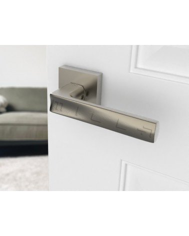 Maniglia per porta in alluminio DIUNA design montata su una porta socchiusa