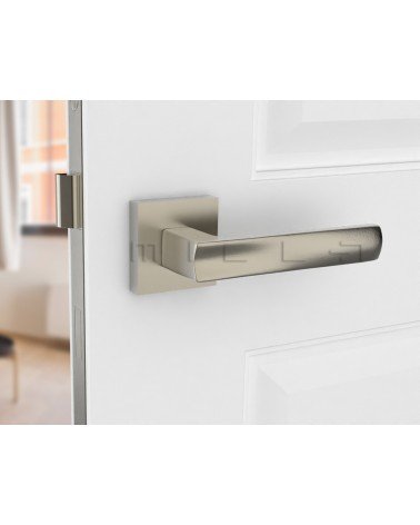 Maniglia per porta in alluminio DIUNA design vista inclinata montata su una porta