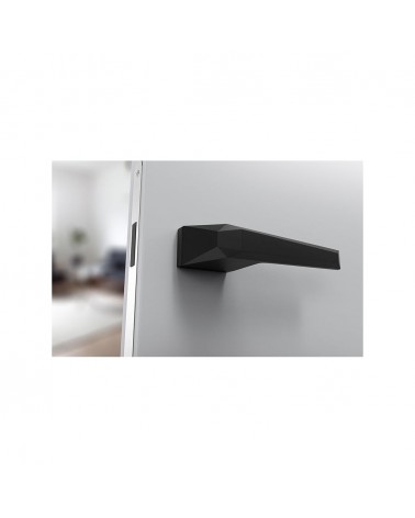Maniglia per porta nera Prisme maniglia di design vista dal basso montata su una porta aperta