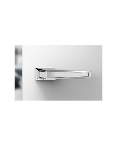 Maniglia per porta cromata lucida Prisme design vista frontale montata su una porta aperta