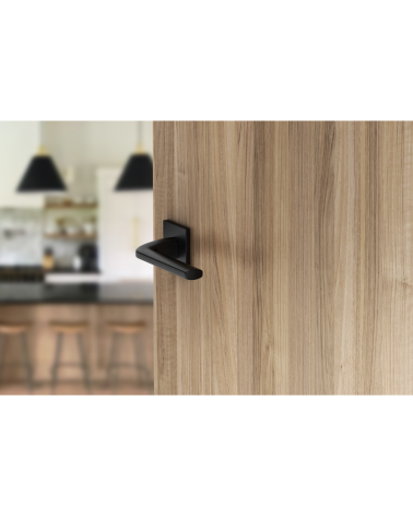 Maniglia per porta nera Scandi slim maniglia design vista dall'alto inclinata montata su una porta aperta