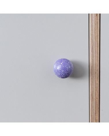 Pomello per mobile in legno di faggio lavanda/bianco Mélange maniglia design vista frontale montata su un mobile