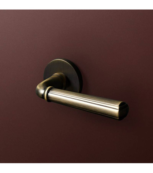 Maniglia per porta retrò CASCADA su placca rotonda - maniglia design
