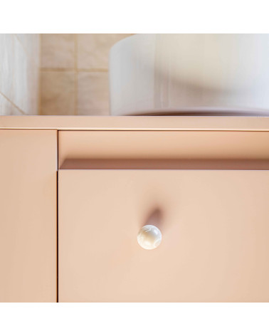 Pomello per mobile in legno di faggio Grigio maniglia design vista frontale ravvicinata montata su un mobile