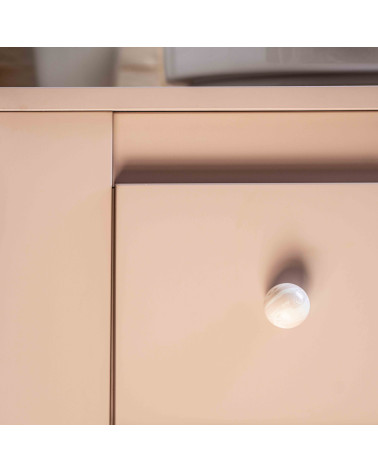 Pomello per mobile in legno di faggio Rosa talpa maniglia design vista frontale ravvicinata montata su un mobile