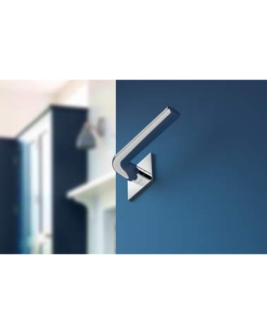 Maniglia per porta cromo lucido Scandi slim maniglia design vista dal basso montata su una porta