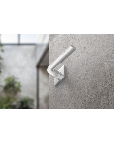 Maniglia per porta cromo satinato Scandi slim design vista dal basso montata su una porta