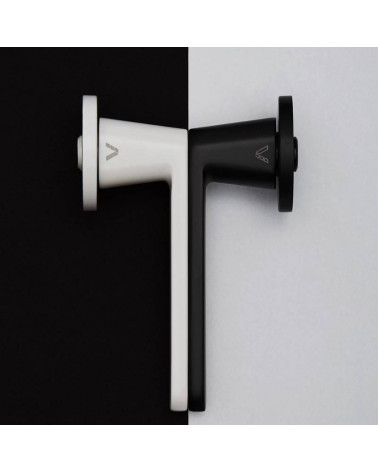 Maniglia per porta Nesh ferramenta design vista laterale posata su uno sfondo bitonale