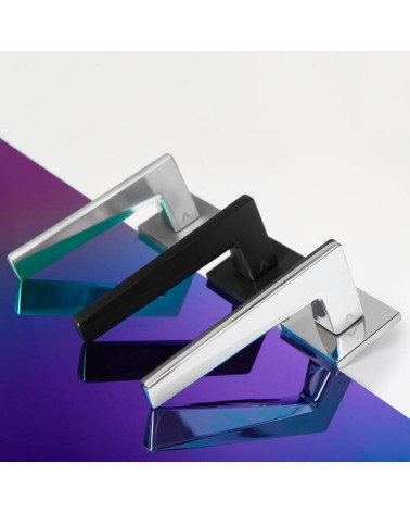 Maniglia per porta LIMA FIT maniglia design posata su una superficie riflettente