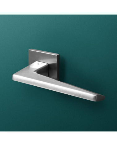 Maniglie per porta cromo satinato LIMA FIT maniglia design montata su una porta