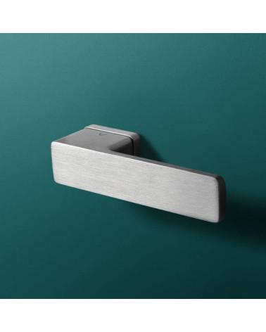 Maniglia per porta in zamak Cube design colore 1 montata su uno sfondo