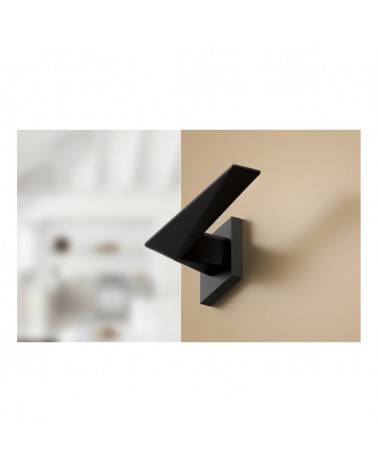 Maniglia per porta in zamak Blade maniglia design vista dal basso montata su una porta socchiusa