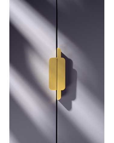Maniglia per mobile in ottone EDIT EDGE maniglia design fissata verticalmente su un mobile