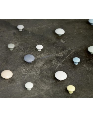 Tutti i colori della collezione Anne Black su sfondo scuro