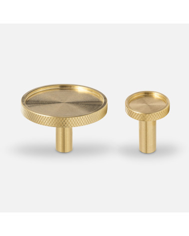 Pomello per mobile in ottone VERA maniglia design coppia montata su sfondo bianco