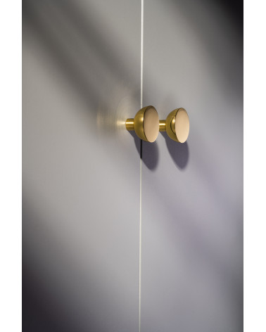 Pomello per mobile in oro lucido LUNA M maniglia design vista laterale montata su un mobile